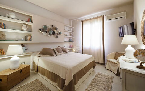 Mulberry House: Lit, Meubles, Design Intérieur, Chambre, Literie, Mur, Drap De Lit, Bois, Pièce, Linge