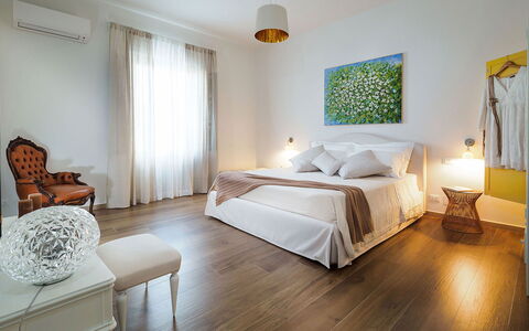 Sun Stone: Meubles, Design Intérieur, Sol, Lit, Sol, Bois, Chambre, Plafond, Pièce, Parquet