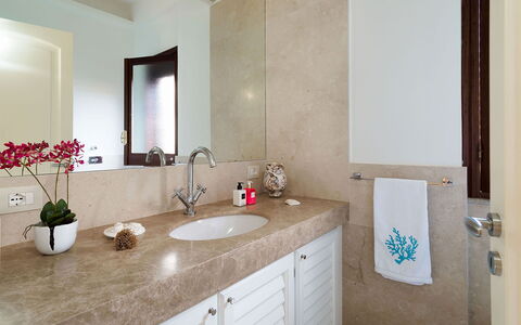 Cala Diletta: Lavabo, Évier, Luminaire Plomberie, Comptoir, Design Intérieur, Sol, Robinet, Armoire De Toilette, Salle De Bains, Sol