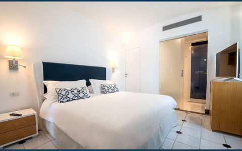 The Ivy Penthouse: Meubles, Chambre, Lit, Design Intérieur, Drap De Lit, Literie, Sol, Sol, Throw Pillow, Cadre De Lit