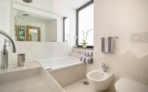 The Ivy Penthouse: Salle De Bains, Design Intérieur, Luminaire Plomberie, Mur, Sol, Sol, Baignoire, Évier, Lavabo, Robinet