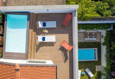 The Ivy Penthouse: Piscine, Composite, Loisir, Mobilier De Jardin, Recours, Tache De Bois, Eco Hôtel, Ombre, Chaise, Plate-Forme