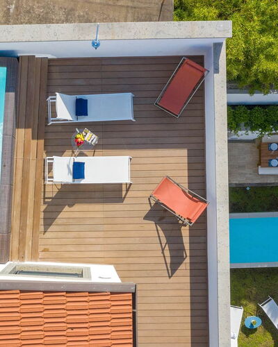 The Ivy Penthouse: Piscine, Composite, Loisir, Mobilier De Jardin, Recours, Tache De Bois, Eco Hôtel, Ombre, Chaise, Plate-Forme