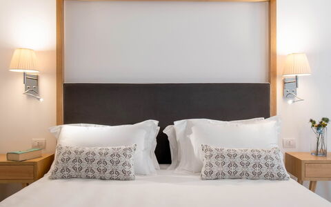 Suite Plumbago: Meubles, Lit, Design Intérieur, Chambre, Literie, Bois, Linge, Drap De Lit, Pièce, Éclairage