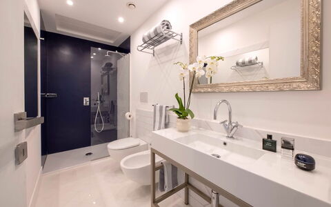 Suite Plumbago: Salle De Bains, Luminaire Plomberie, Design Intérieur, Lavabo, Miroir, Évier, Sol, Sol, Robinet, Armoire De Toilette