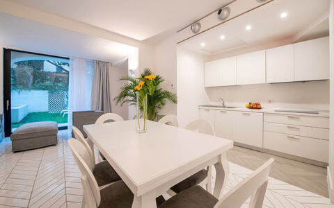 Jacaranda House: Design Intérieur, Sol, Meubles, Sol, Bois, Plafond, Cuisine, Pièce, Domicile, Comptoir