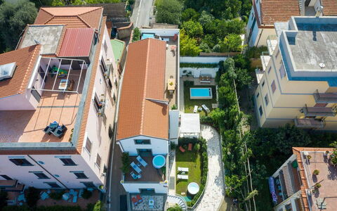 Jacaranda House: Bâtiment, Zone Résidentielle, Maison, Domicile, Quartier, Ville, Toit, Appartement, Design Urbain, Établissements Humains