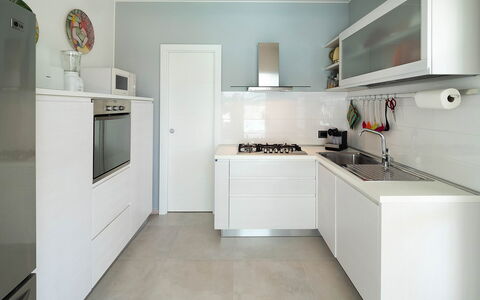 Villa Rossini: Cuisine, Appareil De Cuisine, Comptoir, Principaux Appliance, Cabinetry, Design Intérieur, Sol, Bois, Cuisinière, Électroménager