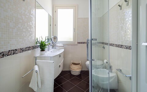 Villa Rossini: Salle De Bains, Luminaire Plomberie, Lavabo, Sol, Évier, Toilette, Design Intérieur, Sol, Siège De Toilette, Robinet