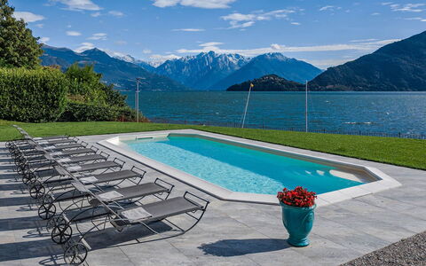 Villa Angela: L'Eau, Piscine, Mobilier De Jardin, Recours, Chaîne De Montagnes, Loisir, Ombre, Balancelle, Eco Hôtel, Alpes