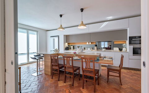 Villa Angela: Meubles, Design Intérieur, Sol, Cuisine, Comptoir, Sol, Bois, Chaise, Plafond, Table Cuisine Et Salle A Manger