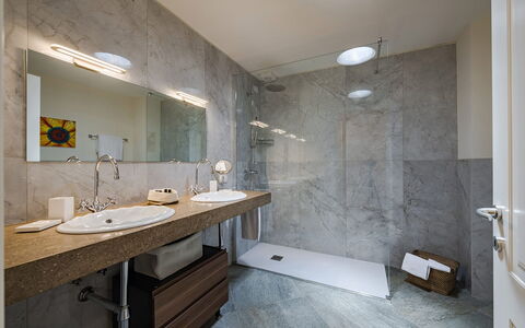 Villa Angela: Sol, Lavabo, Luminaire Plomberie, Design Intérieur, Mur, Salle De Bains, Sol, Évier, Robinet, Plafond