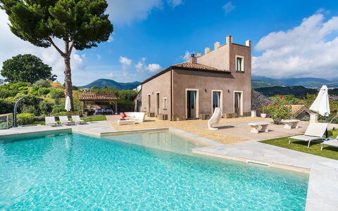 Villa Magical Tower: Piscine, Maison, Domicile, Biens, Chaîne De Montagnes, Aménagement Paysager, Ferme, Recours, Villa, Hacienda