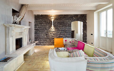 Villa Magical Tower: Meubles, Design Intérieur, Sol, Mur, Sol, Canapé, Bois, Plafond, Salon, Pièce