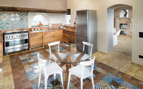 Villa Magical Tower: Meubles, Sol, Design Intérieur, Sol, Cuisine, Bois, Comptoir, Chaise, Éclairage, Tuile