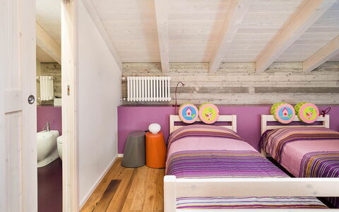 Villa Magical Tower: Meubles, Design Intérieur, Chambre, Lit, Sol, Sol, Bois, Plafond, Pièce, Domicile