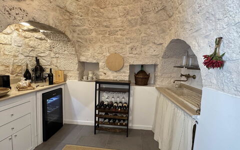 Trulli Maria: Design Intérieur, Meubles, Rayonnage, Cuisine, Étagère, Appareil De Cuisine, Comptoir, Matériau Naturel, Cabinetry, Luminaire