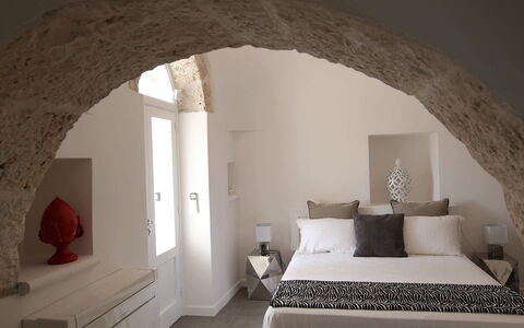 Trulli Maria: Mur, Meubles, Design Intérieur, Chambre, Plafond, Éclairage, Pièce, Lit, Linge, Domicile