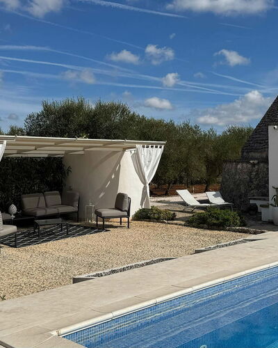 Trulli Maria: Mobilier De Jardin, Dalle, Ombre, Chaise, Aménagement Paysager, Piscine, Structure En Plein Air, Cour, Arrière-Cour, Patio