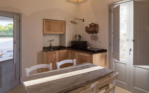 Villa Salentina: Meubles, Sol, Bois, Design Intérieur, Sol, Cuisine, Comptoir, Plafond, Cabinetry, Éclairage