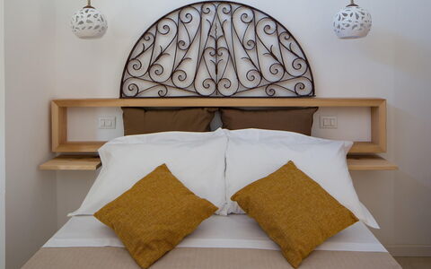 Villa Salentina: Lit, Literie, Chambre, Meubles, Drap De Lit, Design Intérieur, Bois, Linge, Textile, Throw Pillow