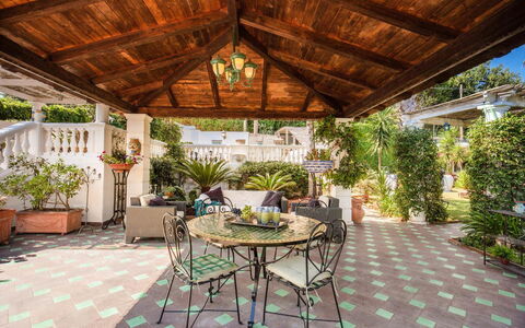 Villa Martina: Sol, Sol, Meubles, Jardin, Recours, Pot De Fleur, Chaise, Structure En Plein Air, Porche, Patio