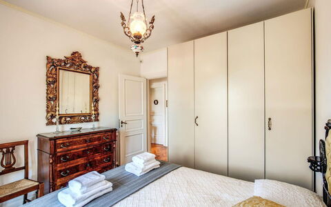 Villa Martina: Meubles, Design Intérieur, Mur, Bois, Sol, Sol, Cabinetry, Chambre, Pièce, Lit