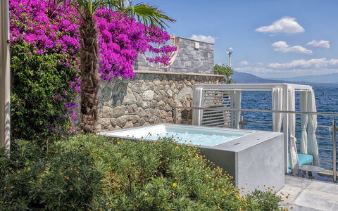 Villa Marina Grande: Mer, Luminaire Plomberie, Océan, Côte, Plante D'Appartement, Pot De Fleur, Recours, Baignoire, Piscine, Balcon
