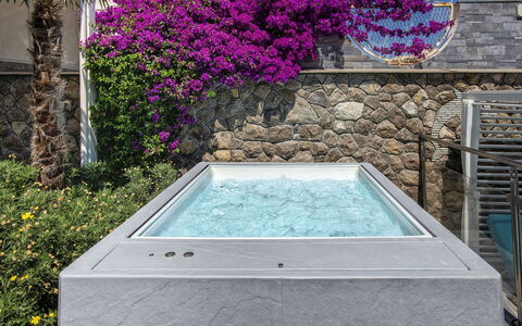 Villa Marina Grande: Luminaire Plomberie, Baignoire, Composite, Piscine, Caractéristique De L'Eau, Jacuzzi, Matériau Naturel, Tuile, Conception