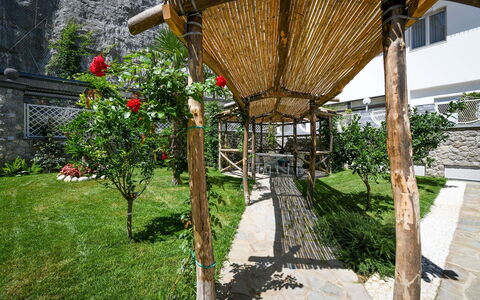 Villa Marina Grande: Jardin, Structure En Plein Air, Ombre, Arrière-Cour, Cour, Chaise, Aménagement Paysager, Dalle, Cour, Conception