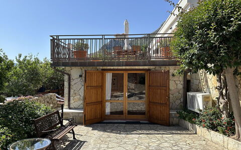 Villa Romy: Pot De Fleur, Biens, Balcon, Ombre, Dalle, Plante D'Appartement, Cour, Porche, Cour, Aménagement Paysager