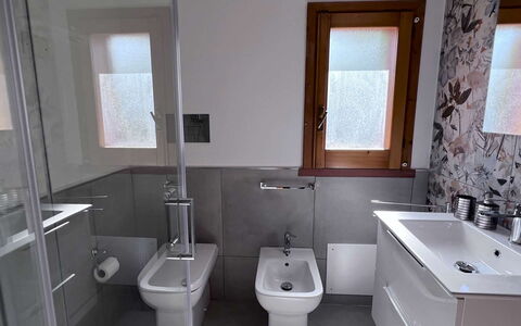 Villa Romy: Salle De Bains, Luminaire Plomberie, Lavabo, Évier, Sol, Sol, Toilette, Robinet, Design Intérieur, Siège De Toilette