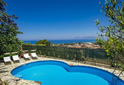 Villa Romy: Bleu, L'Eau, Piscine, Recours, Mobilier De Jardin, Mer, Ombre, Eco Hôtel, Côte, Loisir