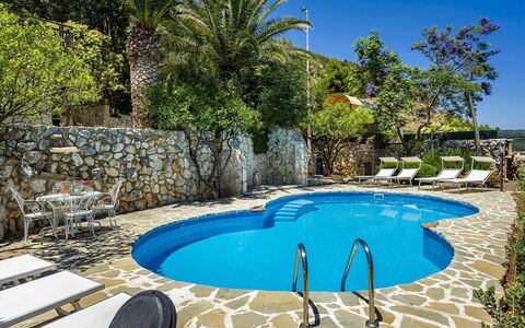 Villa Jamie: Bleu, Piscine, Mobilier De Jardin, Recours, Meubles, Eco Hôtel, Dalle, Ombre, Chaise, Loisir