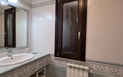 Villa Jamie: Lavabo, Luminaire Plomberie, Évier, Design Intérieur, Sol, Miroir, Robinet, Salle De Bains, Comptoir, Sol