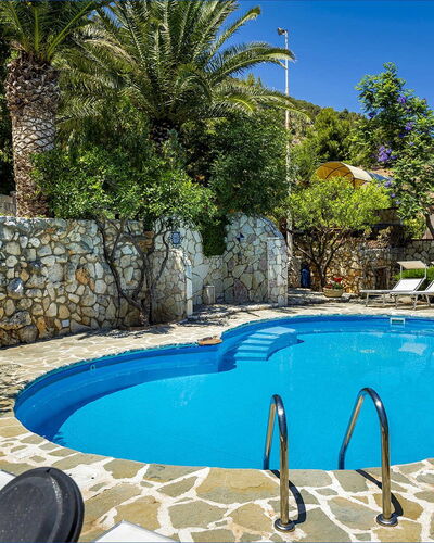 Villa Jamie: Bleu, Piscine, Mobilier De Jardin, Recours, Meubles, Eco Hôtel, Dalle, Ombre, Chaise, Loisir