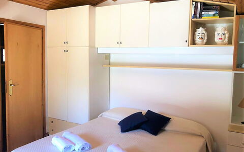 Casa Sally: Meubles, Chambre, Lit, Design Intérieur, Bois, Sol, Sol, Drap De Lit, Pièce, Literie