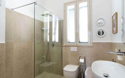 Ippocampo: Salle De Bains, Sol, Luminaire Plomberie, Sol, Toilette, Mur, Design Intérieur, Siège De Toilette, Évier, Robinet