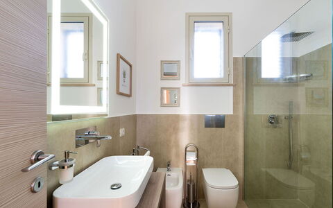 Kalimba: Salle De Bains, Sol, Design Intérieur, Luminaire Plomberie, Mur, Sol, Évier, Lavabo, Toilette, Robinet