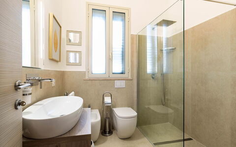 Ninfa: Salle De Bains, Sol, Luminaire Plomberie, Design Intérieur, Sol, Toilette, Siège De Toilette, Mur, Lavabo, Évier