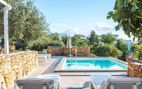 Villa la Rezza: Bleu, Piscine, Composite, Mobilier De Jardin, Recours, Eco Hôtel, Biens, Ombre, Chaise, Villa