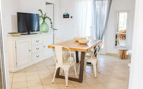 Villa la Rezza: Meubles, Bois, Table, Design Intérieur, Sol, Table Cuisine Et Salle A Manger, Chaise, Salle À Manger, Sol, Pièce