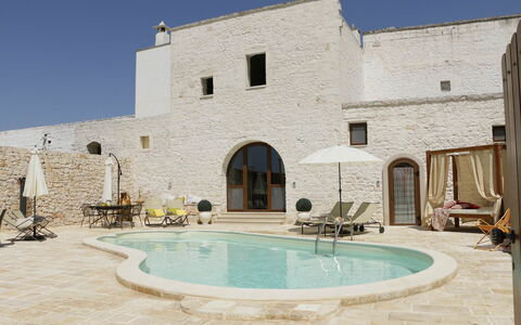 Masseria San Michele: Mur, Architecture, Cambre, Porte, Piscine, Mobilier De Jardin, Biens, Dalle, Mur De Pierre, Villa