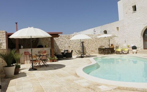 Masseria San Michele: Mobilier De Jardin, Dalle, Piscine, Mur De Pierre, Parapluie, Recours, Ombre, Chaise, Béton, Patio