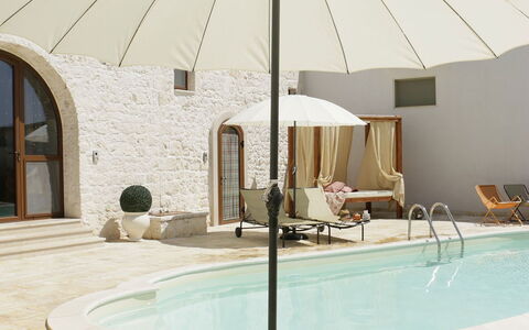 Masseria San Michele: Parapluie, Mobilier De Jardin, Ombre, Balancelle, Chaise, Tableau De Plein Air, Conception, Piscine, Patio