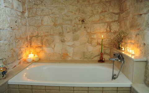 Masseria San Michele: Baignoire, Salle De Bains, Luminaire Plomberie, Mur, Design Intérieur, Sol, Robinet, Sol, Plomberie, Éclairage