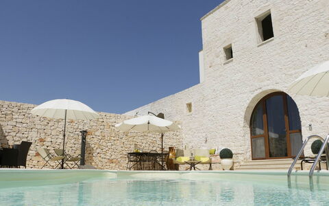 Masseria San Michele: Mur, Mobilier De Jardin, Biens, Piscine, Mur De Pierre, Villa, Dalle, Hacienda, Balancelle, Caravansérail