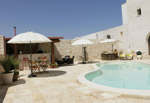 Masseria San Michele: Mobilier De Jardin, Dalle, Piscine, Mur De Pierre, Parapluie, Recours, Ombre, Chaise, Béton, Patio