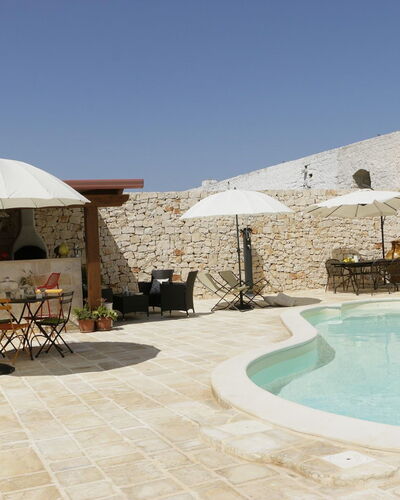 Masseria San Michele: Mobilier De Jardin, Dalle, Piscine, Mur De Pierre, Parapluie, Recours, Ombre, Chaise, Béton, Patio