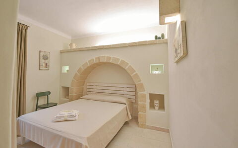 Masseria Ostuni: Mur, Design Intérieur, Plafond, Sol, Sol, Meubles, Pièce, Appartement, Lit, Chambre